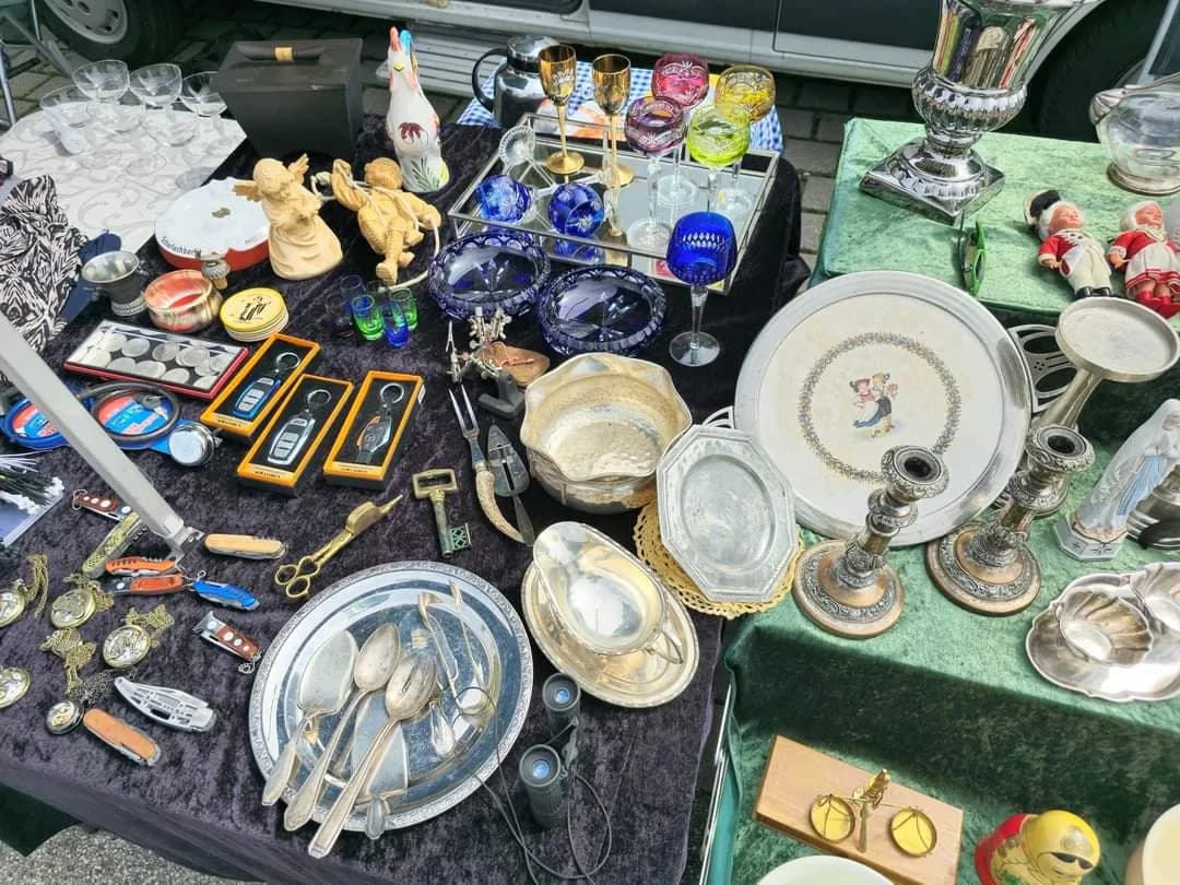 Silber, Gläser und Sammlerstücke auf einem Antikstand bei SR-Märkte