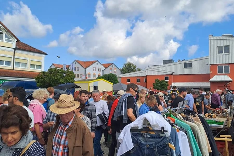 Megaflohmarkt Altötting am Mei-Center zum verkaufsoffenen Sonntag, Altötting